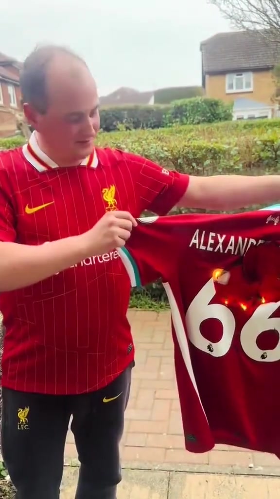 自家孩子出走?愤怒的利物浦球迷烧掉阿诺德66号球衣