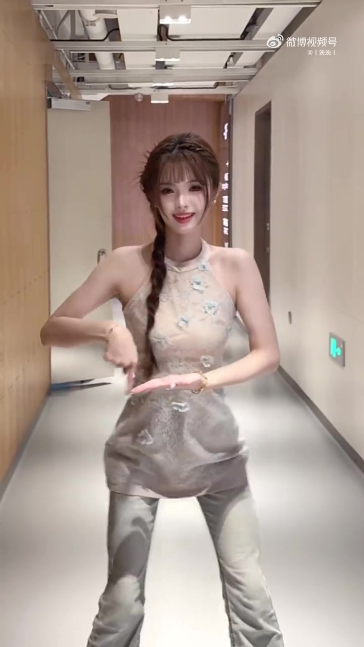 LPL互动女主持泱泱晒照：这周nba播完了 明天开始LPL组内赛的旅程