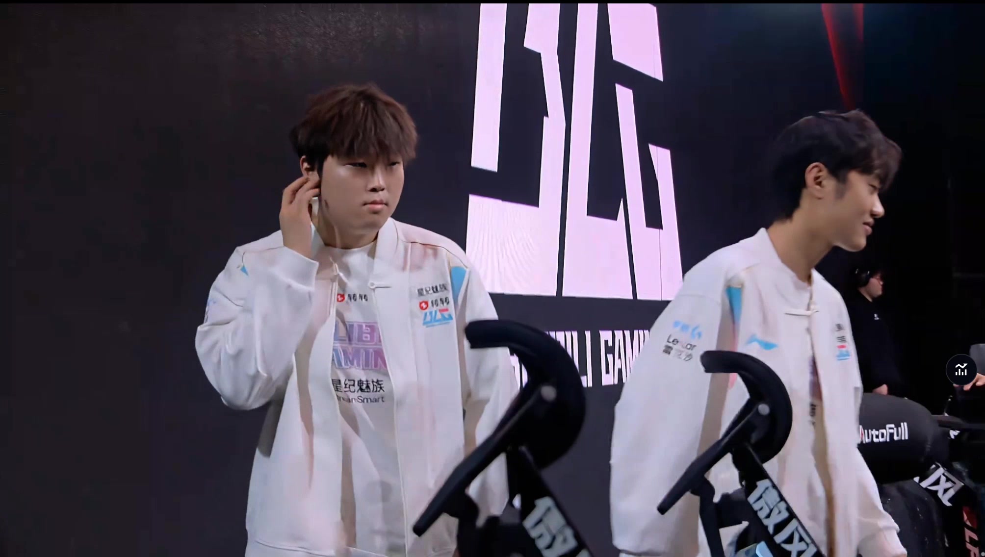 给他装到了！Bin握手环节冷脸装酷 但看向观众欢呼时嘴角微微向上?