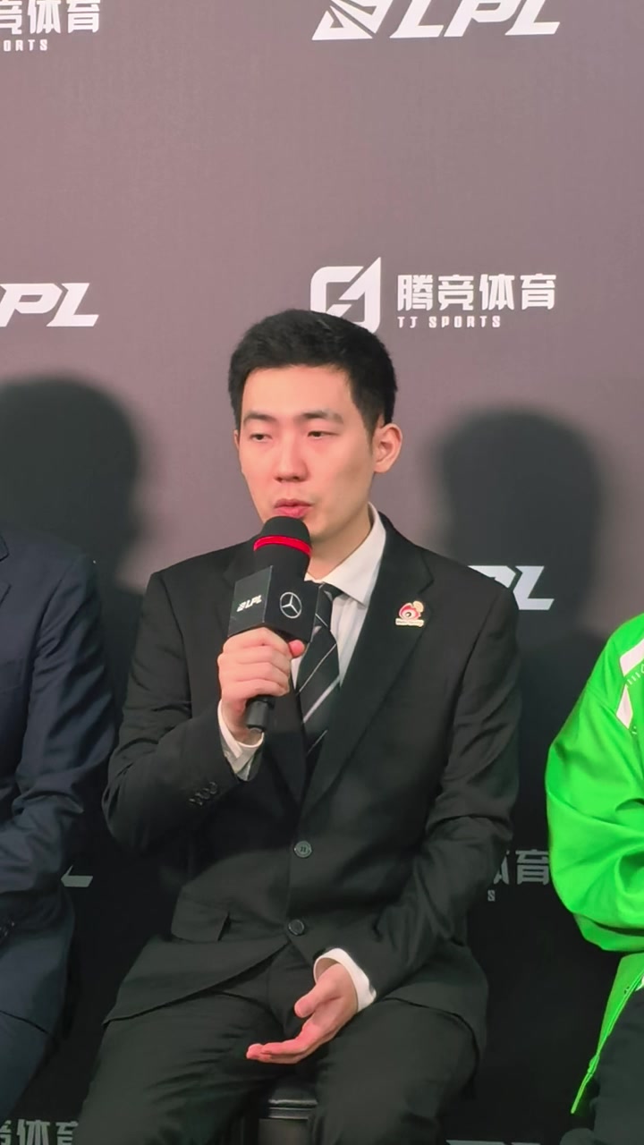 格温和蔚能同时给到对面的啊？Nofe教练：这个还要回去再商讨