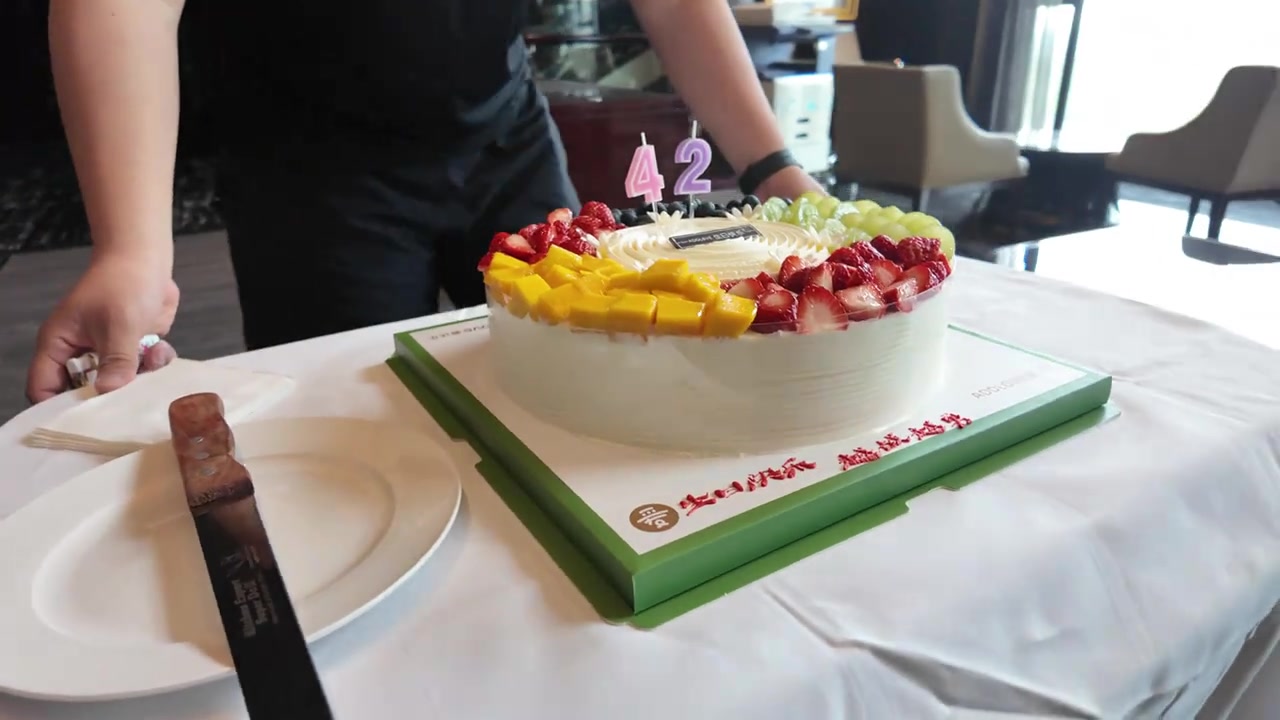 大连英博为42岁门将隋维杰庆生：24岁的小伙，今晚看你的了