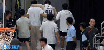 顶防莫兰德时被撞到胸口！薛思佳：王哲林赛后第一时间去医院检查