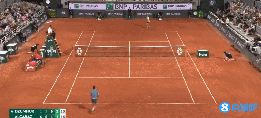 网球场看凌空抽射?阿尔卡拉斯失误后爆射网球发泄，对手惊呆