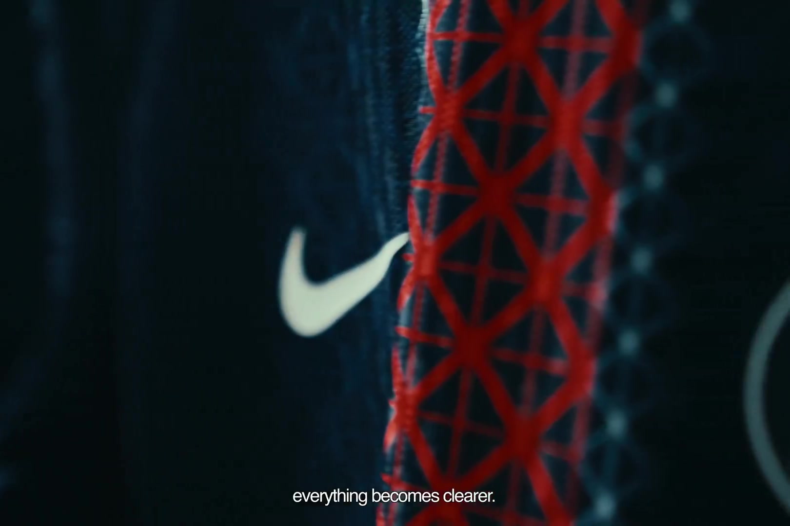 巴黎新赛季主场球衣：午夜海军蓝色调，条纹图案致敬埃菲尔铁塔